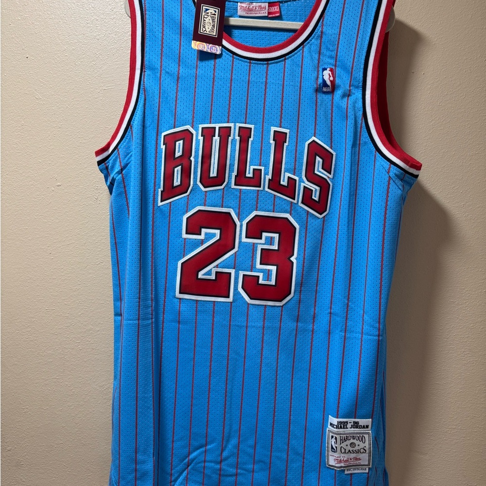 Mitchell & Ness Men’s NBA Reload 2.0 Swingman Bulls Jersey 1995 M.J.